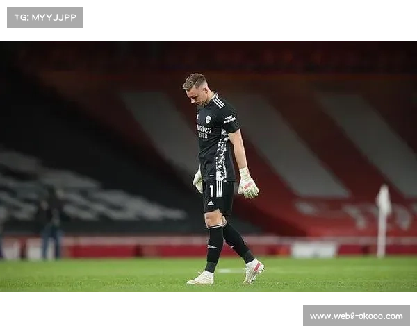 莱诺扑救不远引发失误 阿森纳错失领先机会丢掉关键进球 莱诺扑救不远引发失误 阿森纳错失领先机会丢掉关键进球